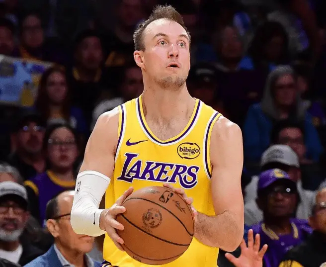 肯纳德本赛季三分命中率正式突破50%大关，领跑全联盟！！！他目前三分线外189投