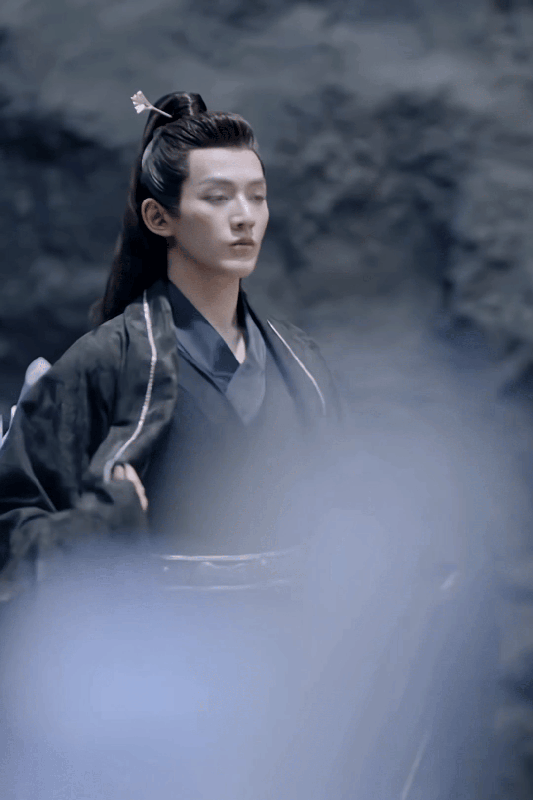 谁懂邓为哥哥脱衣这一下的含金量啊，氛围感直接溢出屏幕了！｜邓为