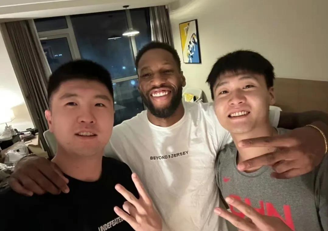在上海集训备战亚运会的赵睿，和已经加盟超三联赛的老队员王薪凯、威姆斯相聚。