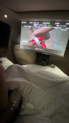 躺在自动驾驶车辆后座舒舒服服看电视，完全不管车辆，一旦路上突发险情，这份安全感实