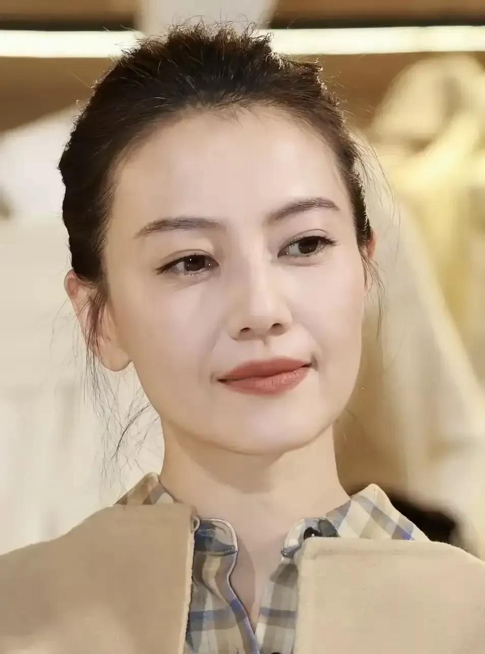 向太直播里一句“高圆圆票房好演技一般”把我看乐了。
她边说边掰手指数票房，好像票