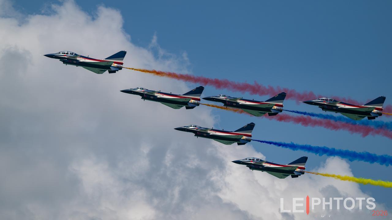 利剑出鞘！中国空军八一飞行表演队，以密集编队和高难度特技动作为核心亮点
- 超密