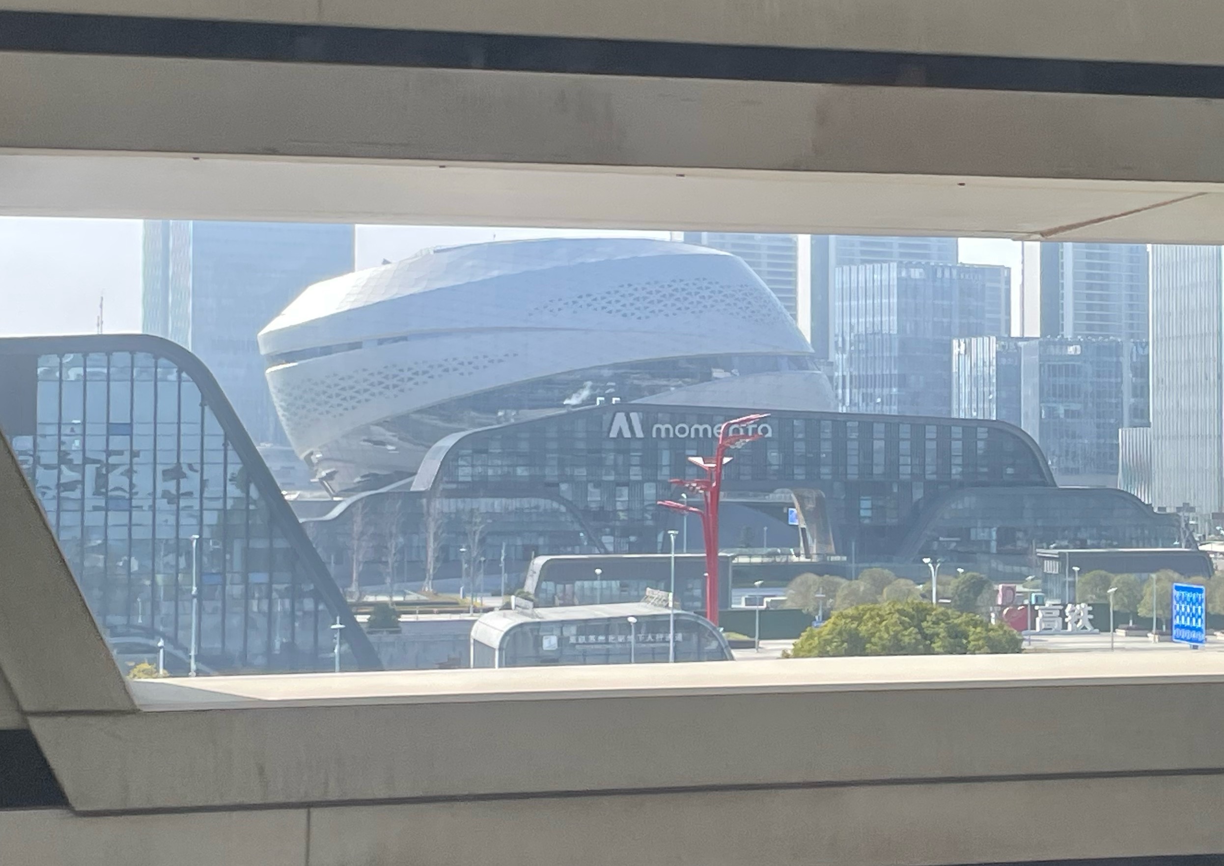 苏州北站看到了一个熟悉的标志momenta 苏州·苏州北站