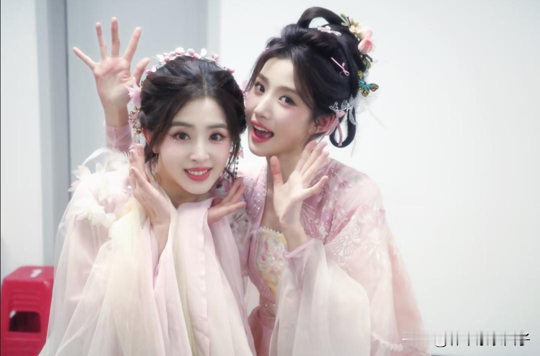 左边是张含韵，1989年出生于四川，身高164cm。
右边是卢昱晓，1999年出