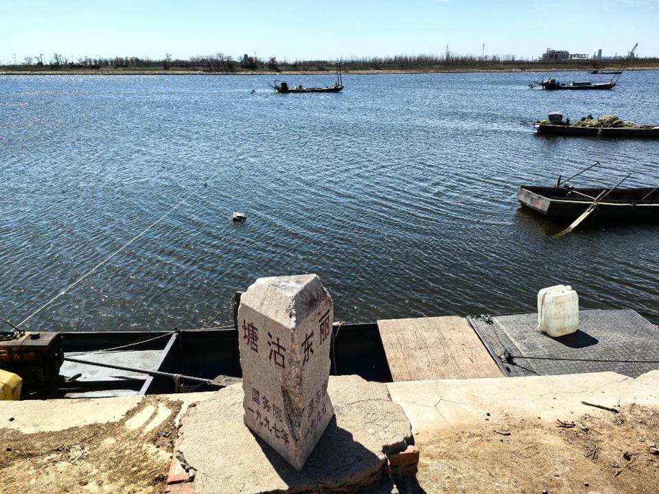 海河大堤19号灯塔附近也有个三界碑，是东丽、塘沽、津南交界处，一脚踏三区三界碑