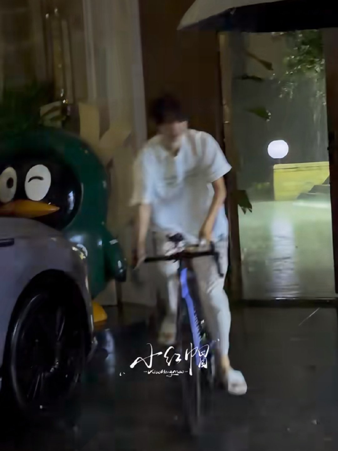 小姐姐下这么大雨还打雷你就这么骑回去了