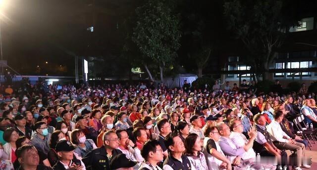 吴子嘉重新开讲，蓝营大咖送暖，徐欣莹抓住机会出手。日前吴子嘉突然遭到检调的搜索，
