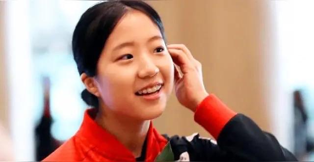 韩国乒乓“一姐”申裕斌是个快言快语的小女孩，她在回答记者提问时，表情可爱，回答真