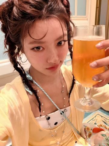 徐若晗零帧起手的神级文案徐若晗允许我们永远是小孩子 徐若晗的文案真的可以戳中我们