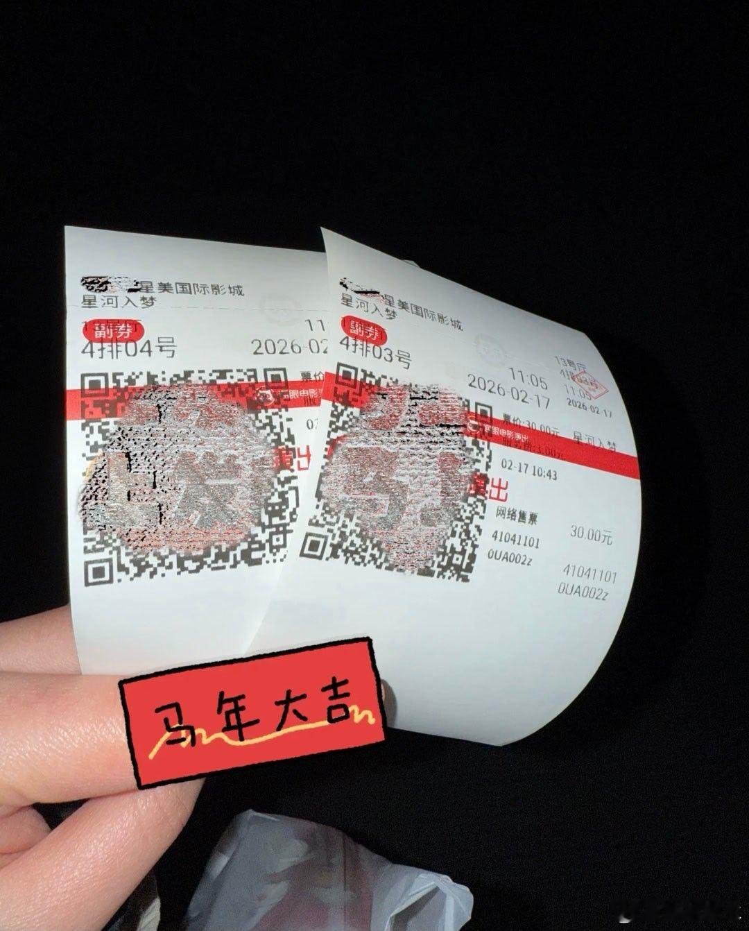 刚出影院，简单聊两句《星河入梦》，它没有去硬蹭什么物理硬科幻的热度，而是另辟蹊径