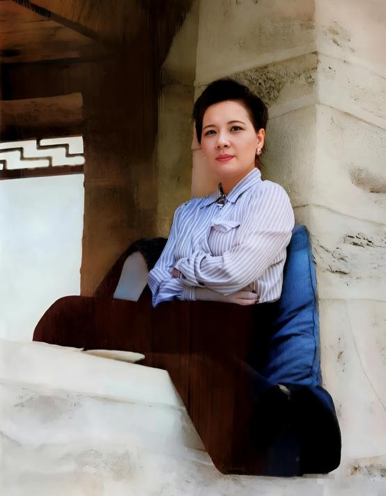 1946年，宋美龄得知蒋介石在外面有情人，趁蒋介石不在，不吵不闹笑着给对方50万