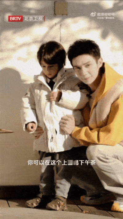 罗一舟新综艺路透直接戳中泪点！温柔摸头、暖心拥抱，还陪小朋友吃冰糖葫芦，满眼宠溺