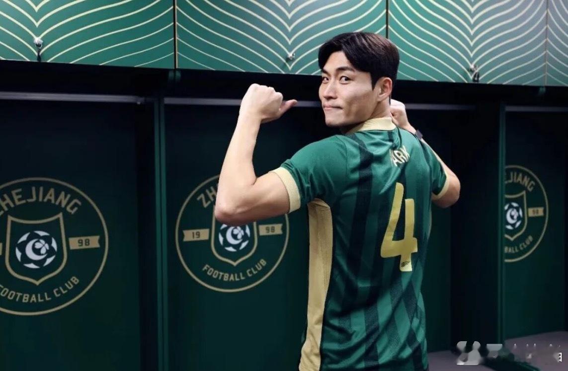 1月6日讯 1月2日，浙江FC官宣韩国后腰朴镇燮加盟。新赛季，这名韩国国脚将身披