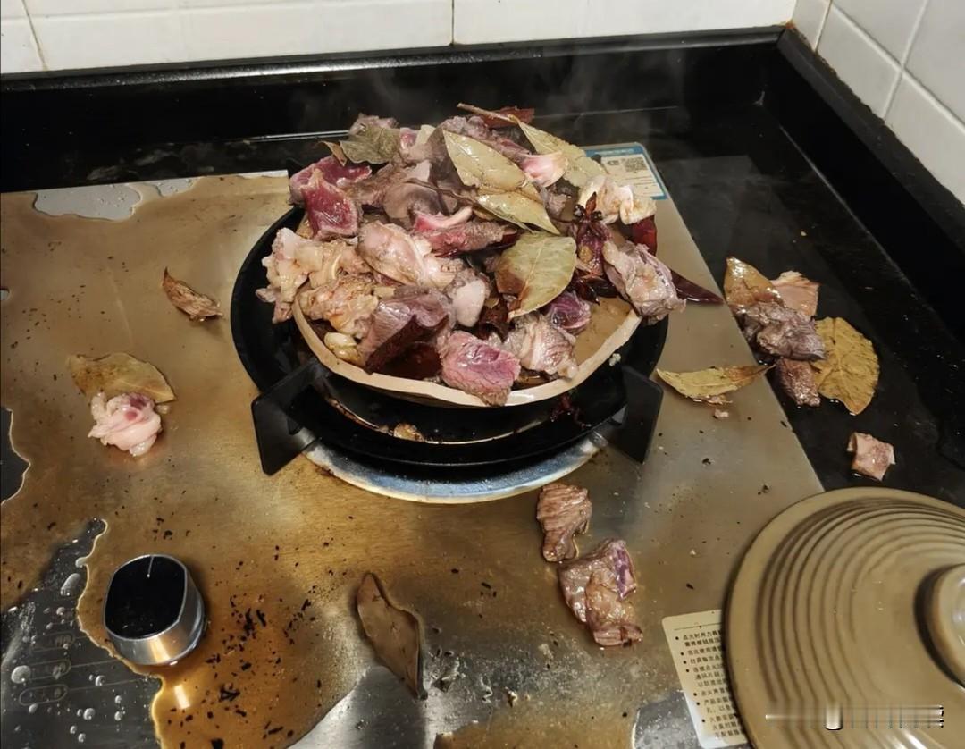 今天中午，我正在客厅刷手机，突然听见厨房传来"砰"的一声闷响，紧接着是瓷器碎裂的