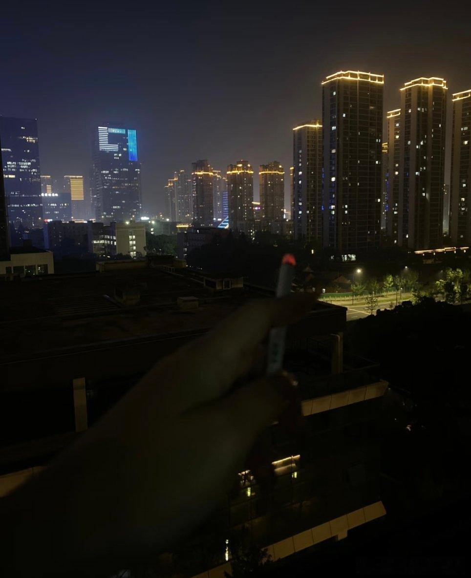 喧嚣退去，又是深夜。马路上没了白天的拥挤，只有寥寥几辆车在游荡，像极了每一个为了