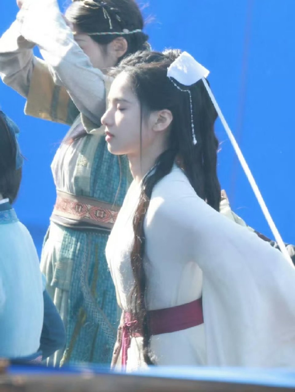 感觉张婧仪和周也都很适合小龙女，两个人身上有至纯清冷的气质。 ​​​