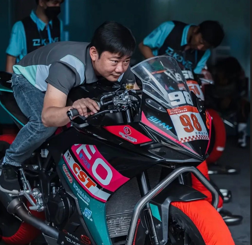 荣耀高管称张雪是年轻版的李书福荣耀关海涛去参观了张雪工厂，说在张雪眼里看到了对产