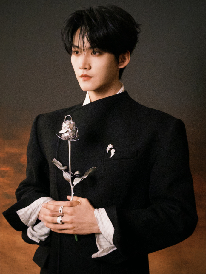 周柯宇微博之夜造型花絮照也张张是神图级别，拿着银箔玫瑰的贵气小王子！ 