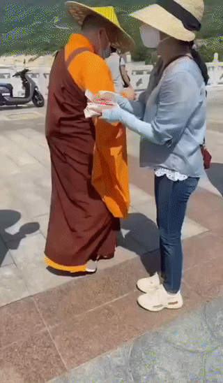这些信众和居士们正在排队给和尚发钱？
这到底是供养了菩萨呢？
还是孝敬了僧人呢？