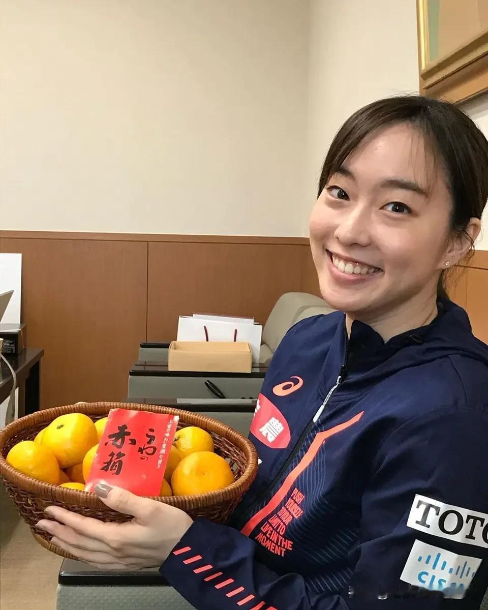 石川佳纯真是“去粉饰，自然美”的典范。杂志上化妆后的她被网友误认成 Gaki，还