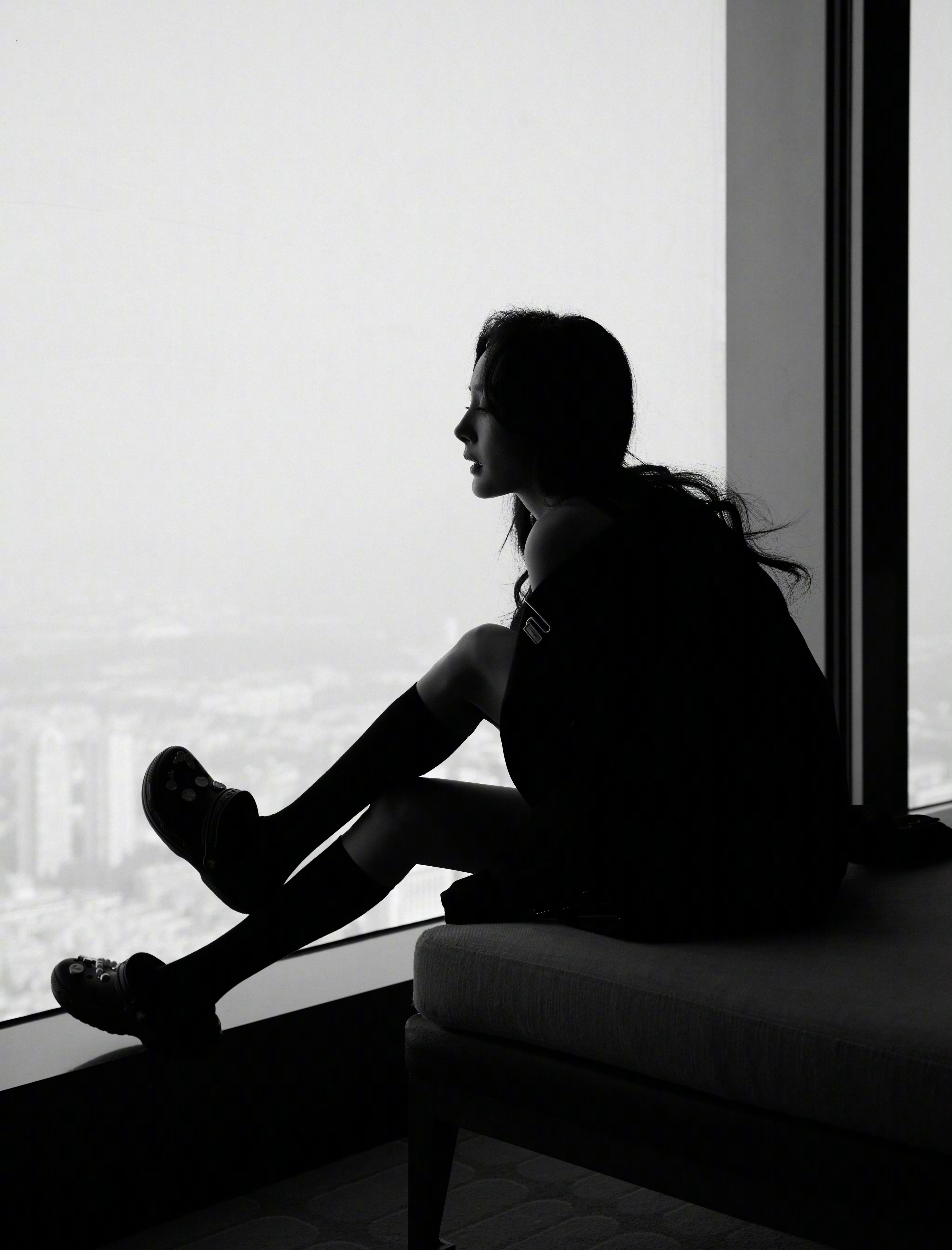 杨幂ym杨幂宁绣绣 月光在窗台铺开熟宣，夜色研墨时掺了银河的沙，让梦的扁舟载你泊