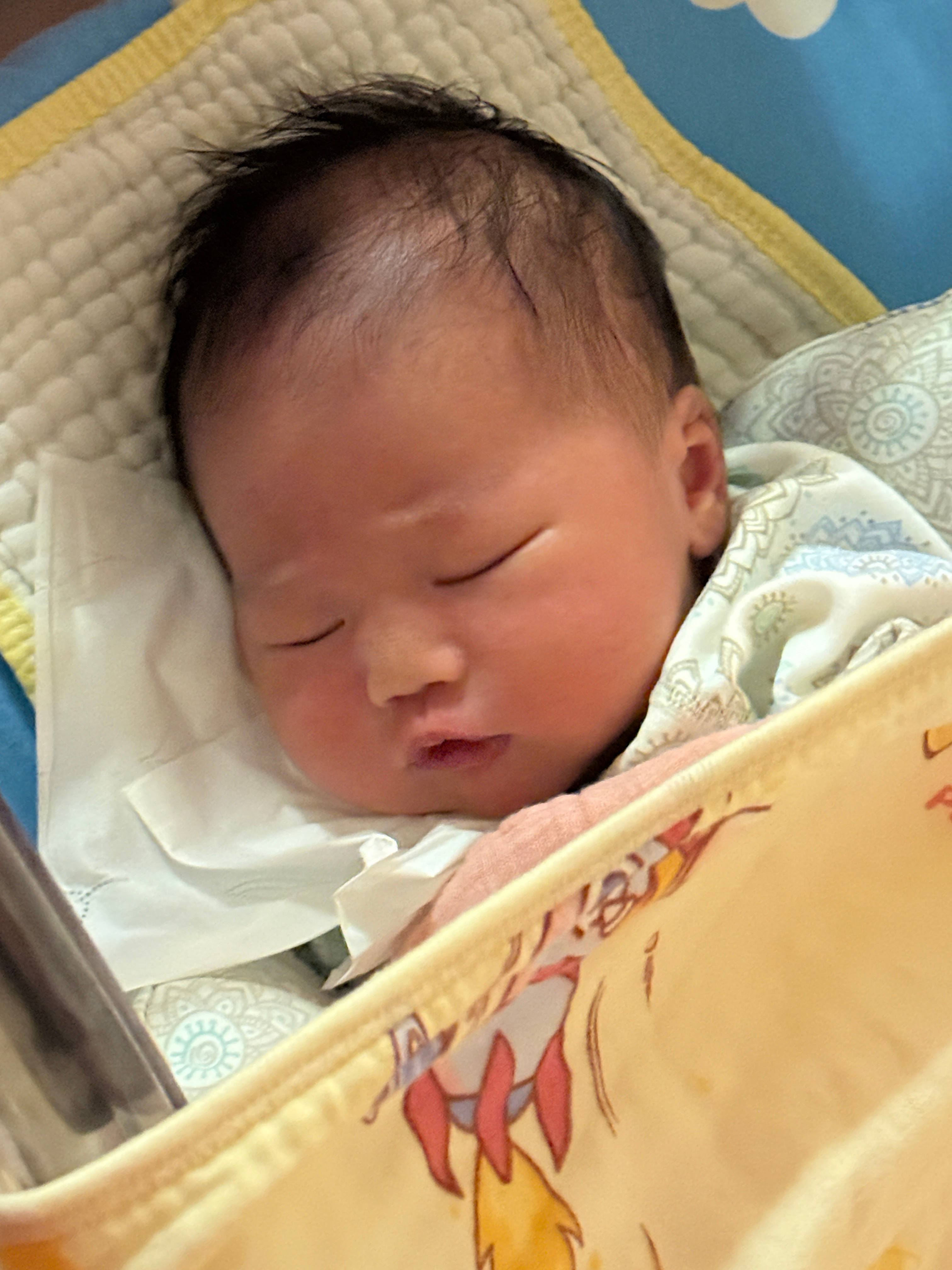 小爆爆出生第八天，刚刚睡了三个小时后还没咋睡醒，我觉得不能让他继续睡了。抱起来换