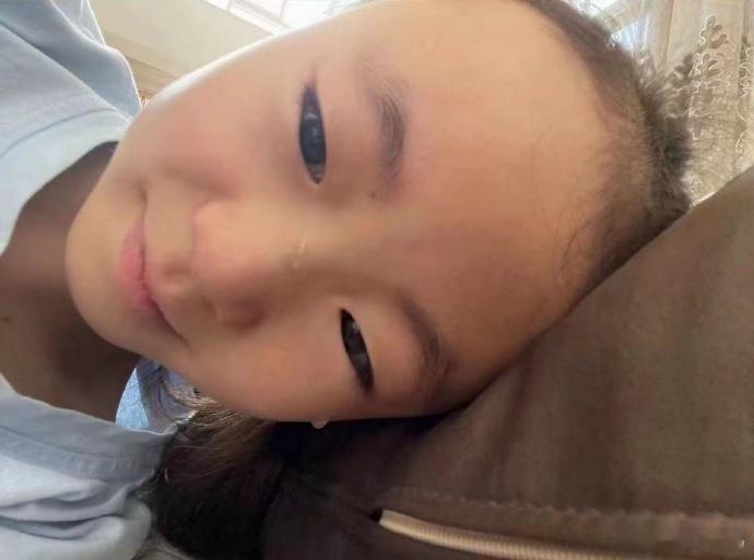 对孩子像是仇人，张口就侮辱，对外人客客气气像是龟孙，低头哈腰，拖拖大善人，有没有