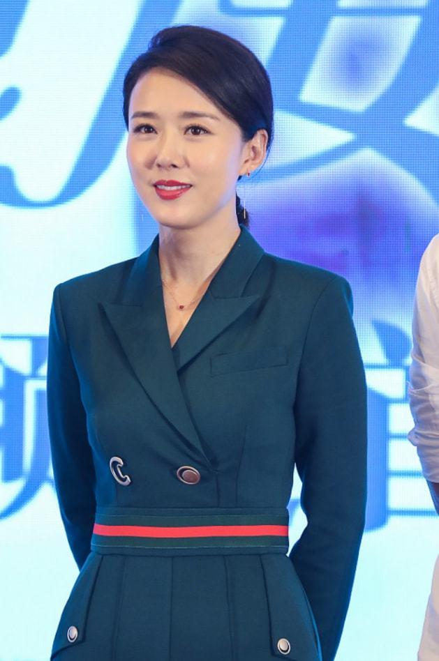 颜丹晨1978年出生于湖南省湘潭市，
1996年考入北京电影学院表演系，
与黄晓
