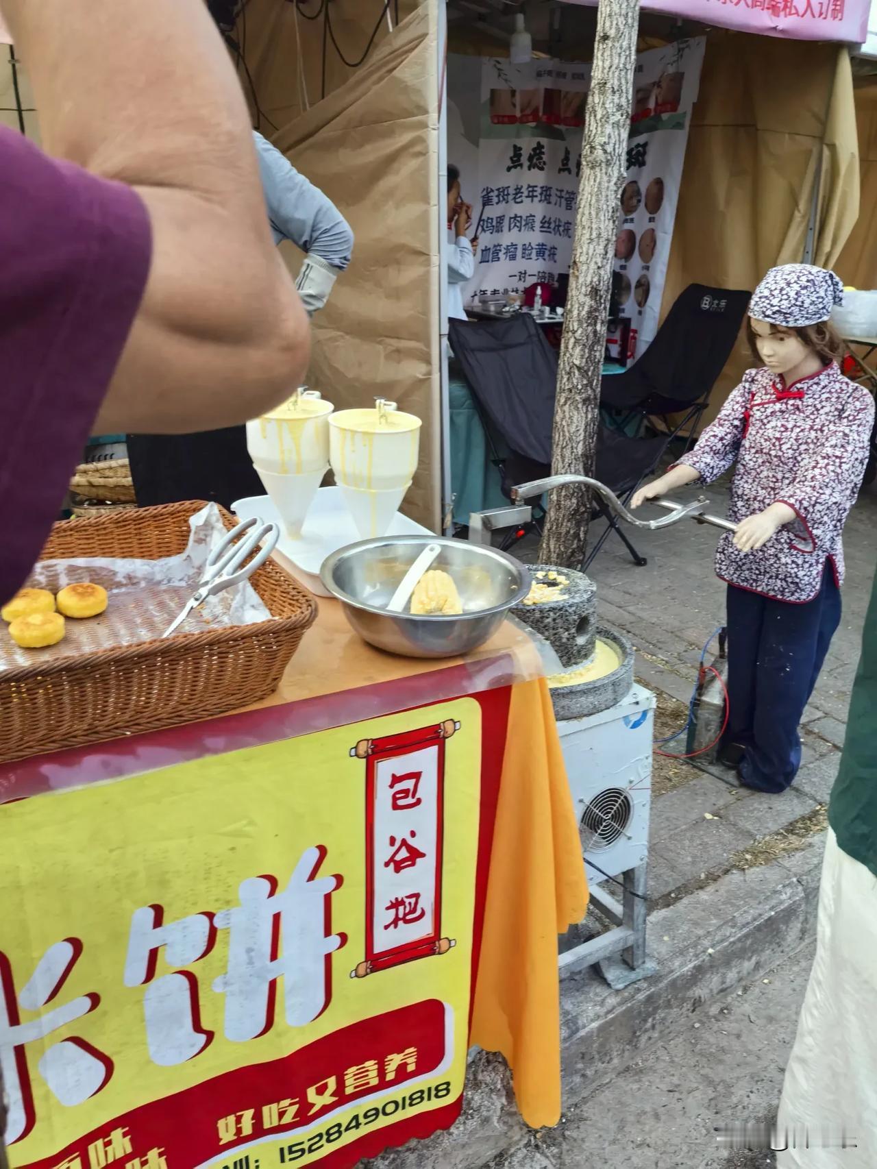 大剧院旁的石磨玉米饼，把老手艺磨进了烟火里

进行操刚结束，顺着香味拐进大剧院旁