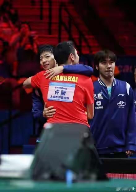 看马龙与许昕，樊振东拥抱，惜别。
忽然鼻子一酸，涌起一种莫名的伤感。
在一起生活