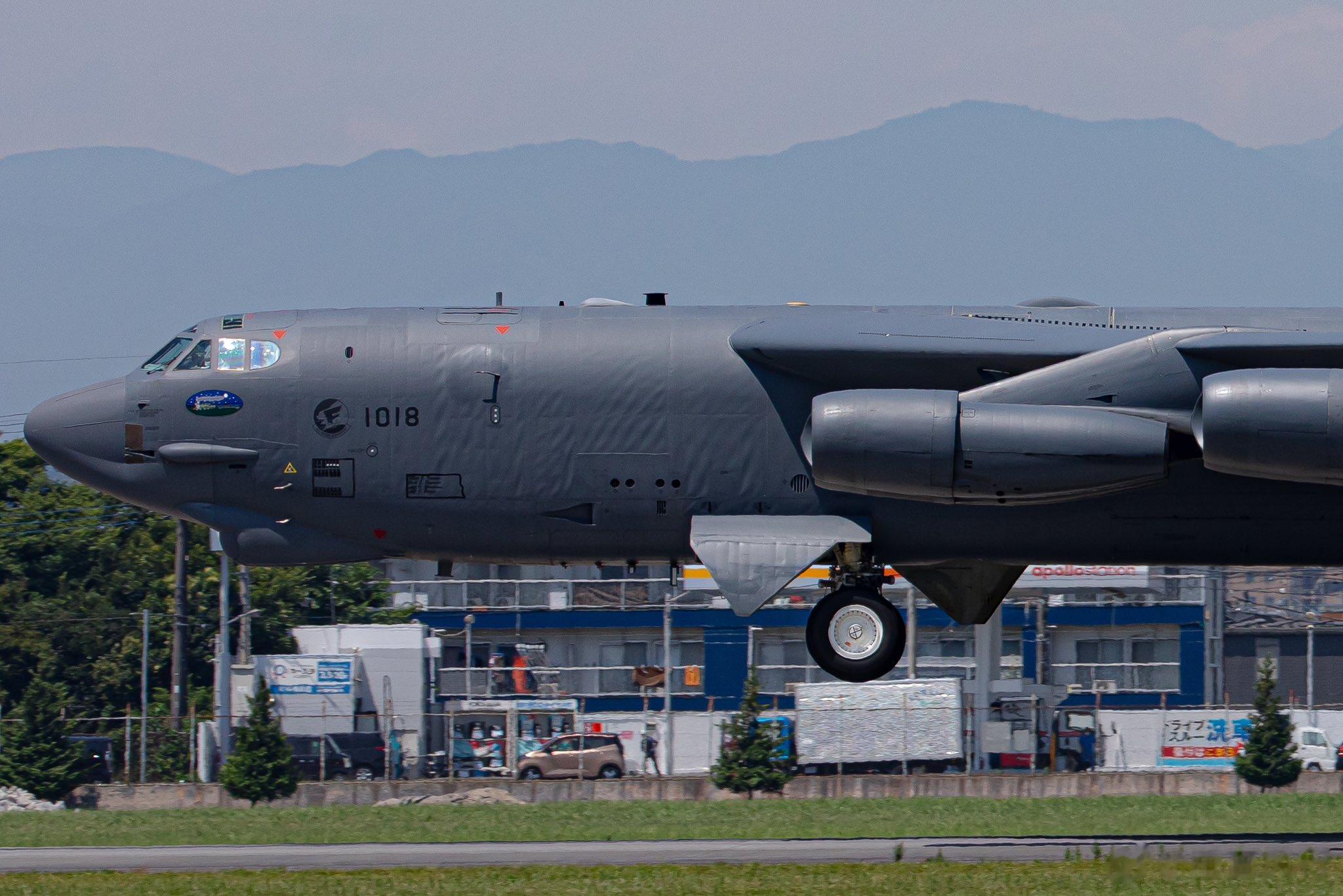 时隔32年B-52再次降临：今晨出现在驻日美军横田基地的B-52H是该基地自19