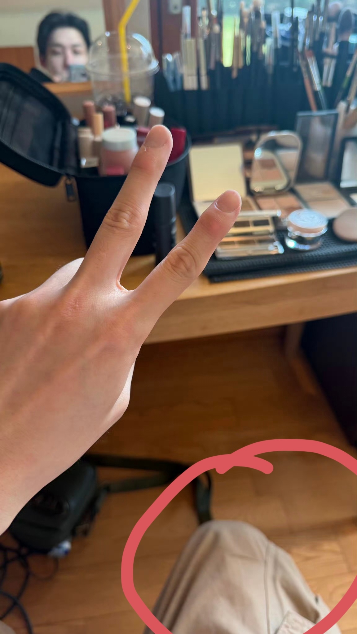 我怀疑他还是没换裤子你们能懂吗，他是不是长那裤子里了