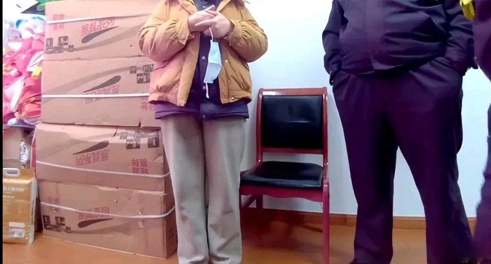 上海这对近90岁的老人真够糟心的。他们省吃俭用把退休金取回家藏着，结果少了10万