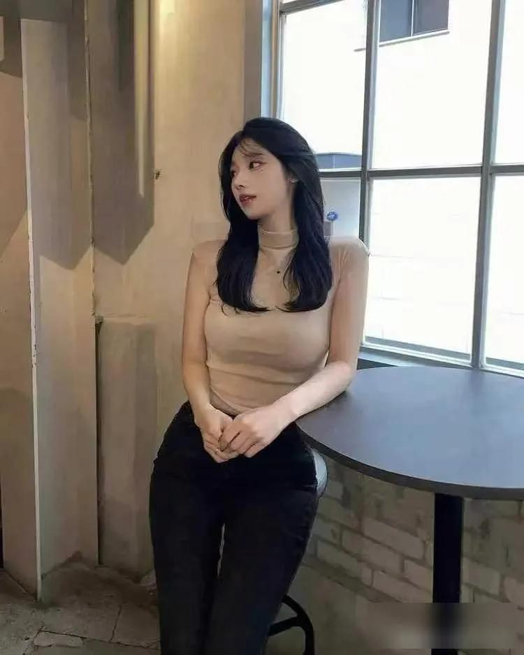 前两天听说个事儿，咱这儿有位开公司的老板，五十好几了，非要找个小姑娘。那姑娘才二