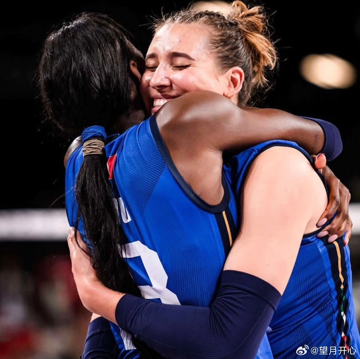 看到这张照片，还是忍不住感慨羡慕意大利女排而我们也曾经如此美好过回不去了或许永远