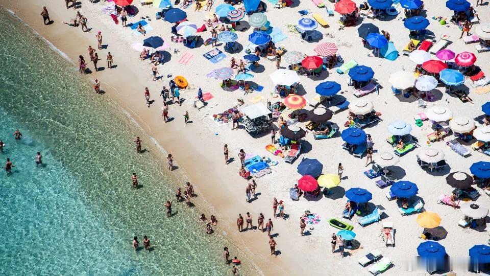 （CNN）意大利撒丁岛最受欢迎的海滩之一的管理部门禁止 10 岁至 65 岁的人