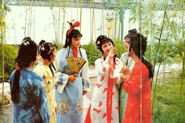红楼梦中，贾宝玉对女性的评价，可谓太经典了。
贾宝玉生在荣国府里，衔着通灵玉落地