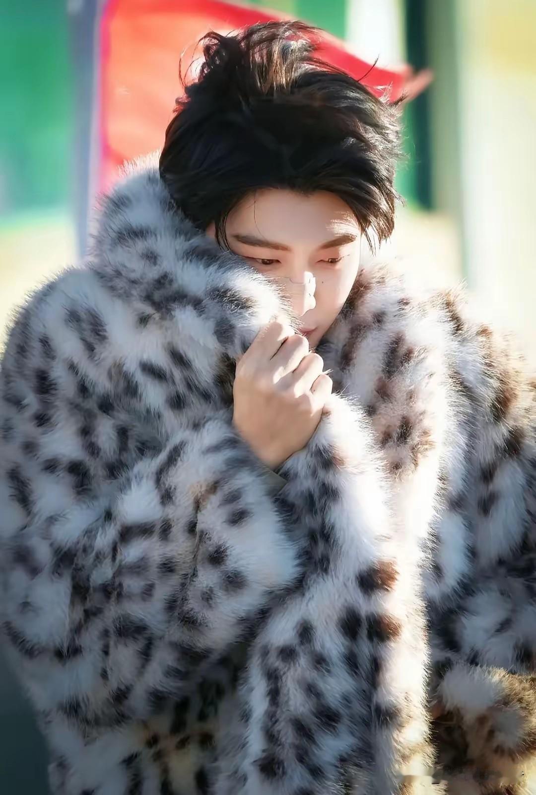 范丞丞是穿了宋雨琦的衣服吗？这是不是游戏又输了，看起来很别扭啊！
范丞丞如今也是