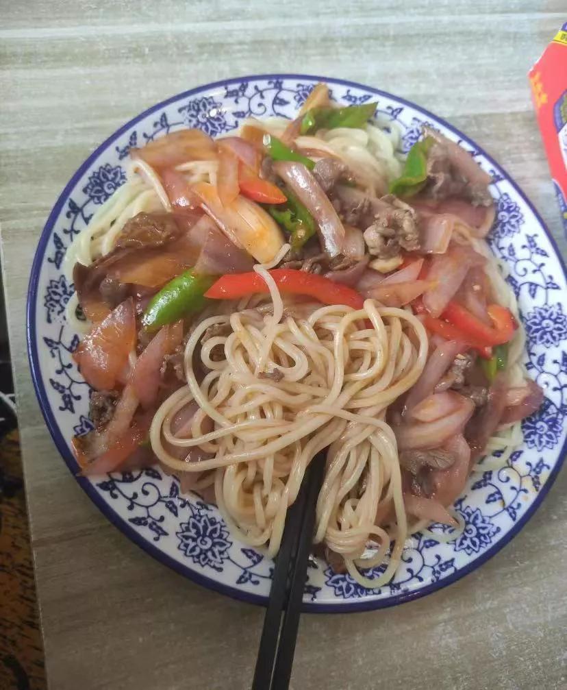 半年前，我问男朋友的妈妈，她女儿现在怎么样了，她说:很好，她现在的工作很不错。
