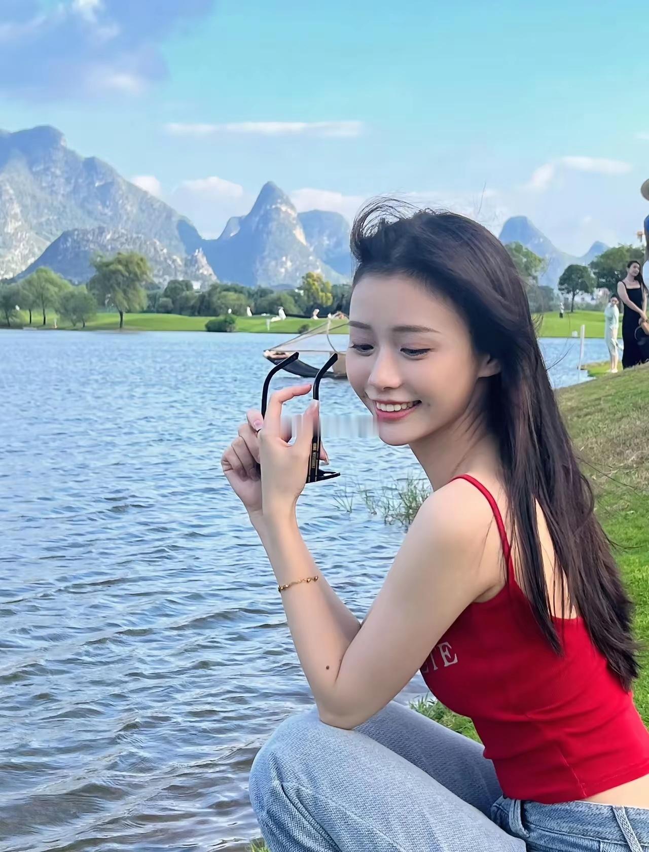 《给阿嬷的情书》女二王晓慧比李思潼漂亮很多，为什么不让她当女主角？ 