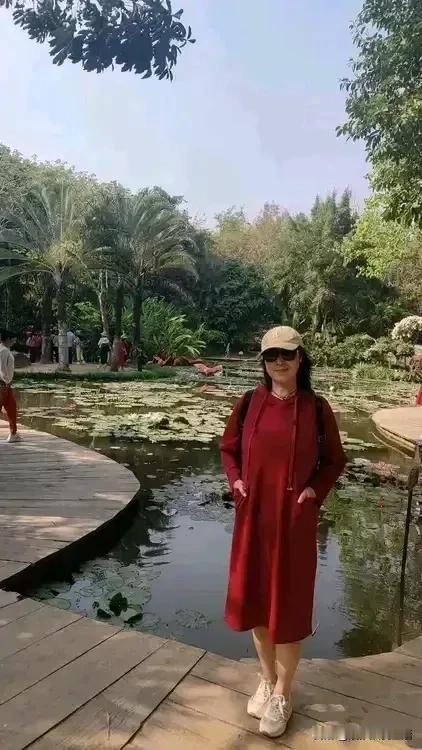 我的卫衣裙

退休后，由于爱旅游的缘故，我买了几条卫衣裙，有半袖有长袖，主要在春