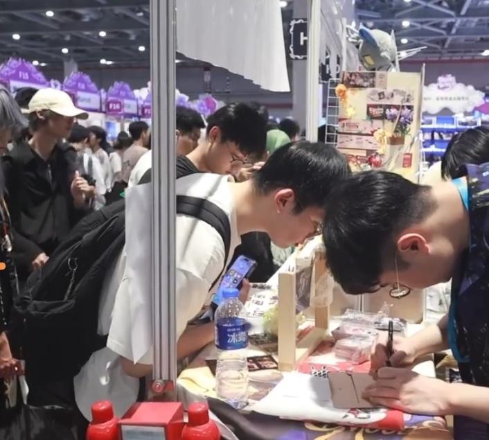 台湾00后画师BW漫展现场求职这位台湾00后画师BW现场求职，真是敢想敢为！青春