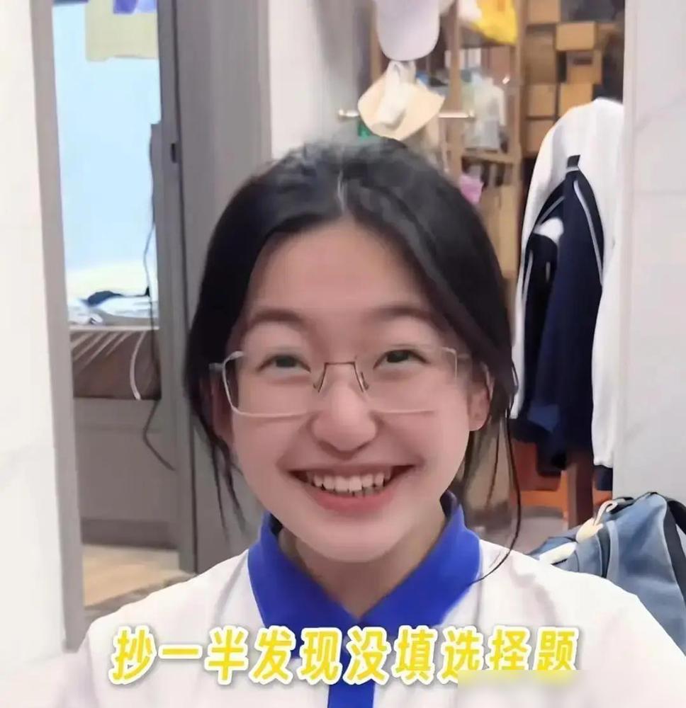 今年高考考场上，深圳一个姑娘火了。

好多人传她考理综剩最后25分钟的时候，发现