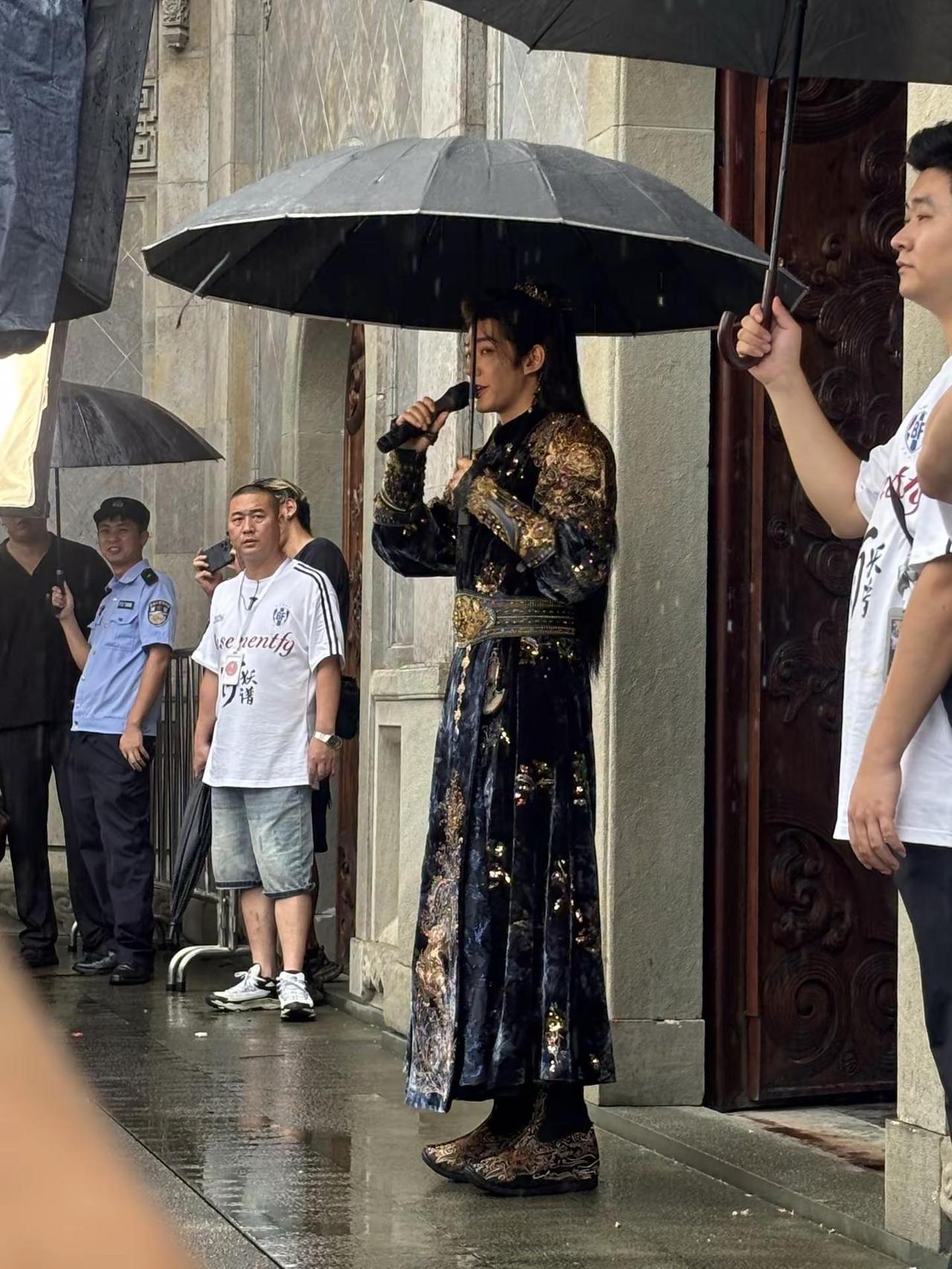 小作文就不写了 我永远相信那个在成都太古里  冒着自己被拉黑风险也要强烈要求出去