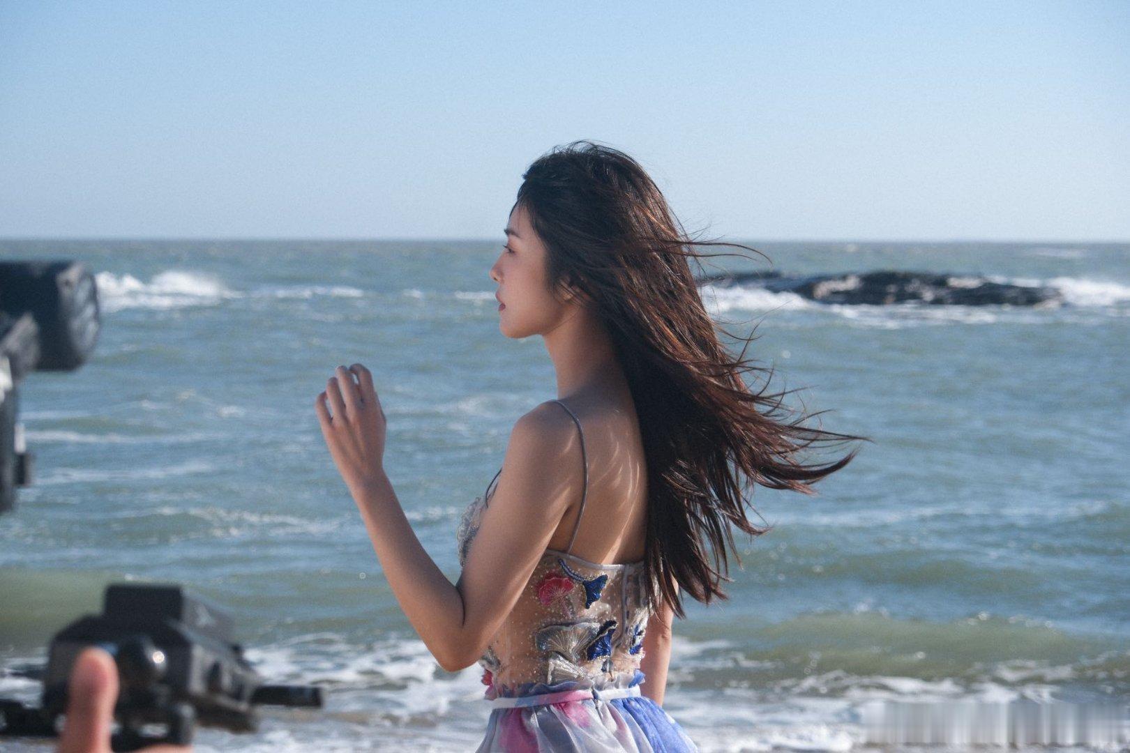 蔡文静海的女儿  蔡文静花海氛围感 我嘞个豆~！蔡文静真的简直不要太会长啊！简直