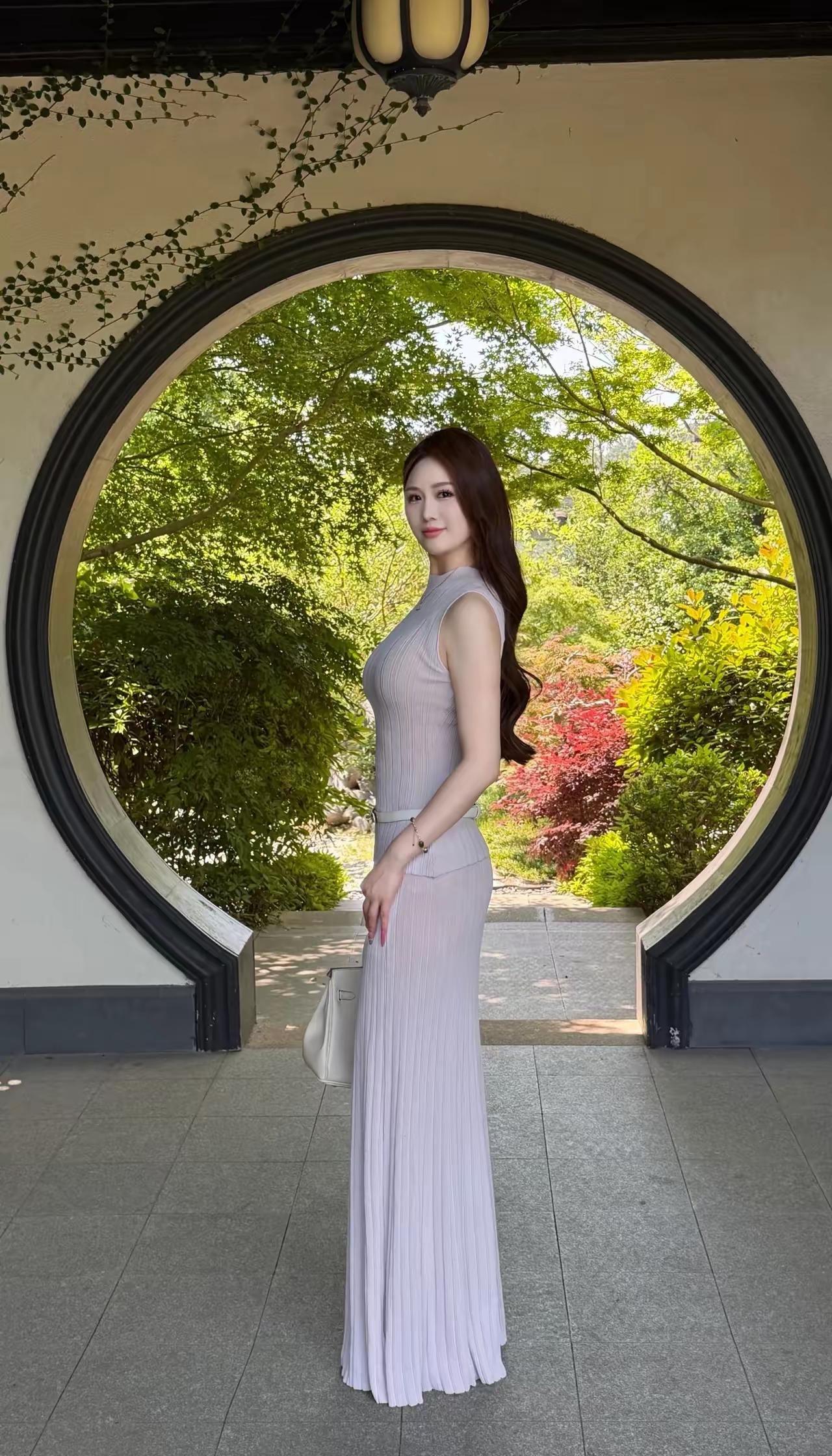 优雅漫步在绿意盎然的花园中，长裙飘飘，宛如仙子。