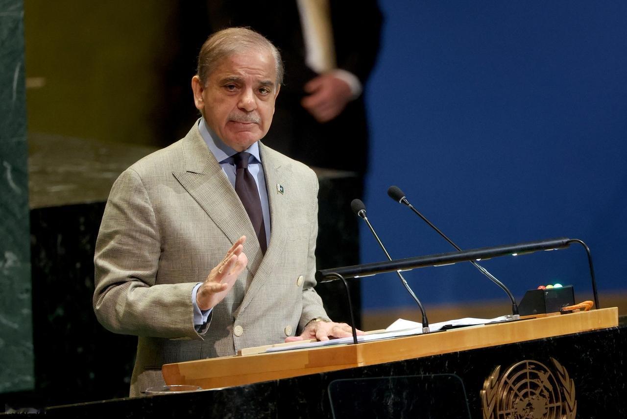 巴基斯坦开通伊朗过境走廊。
2026年4月12日，卡拉奇港外的货运站，两辆装着冷