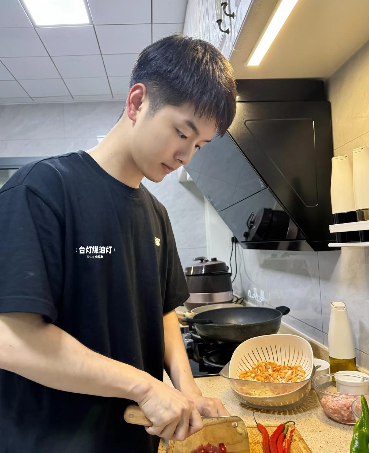 上海有个小伙，干脆不上班。不是懒，家里有六个老人退休，退休金凑一块一个月四万，比