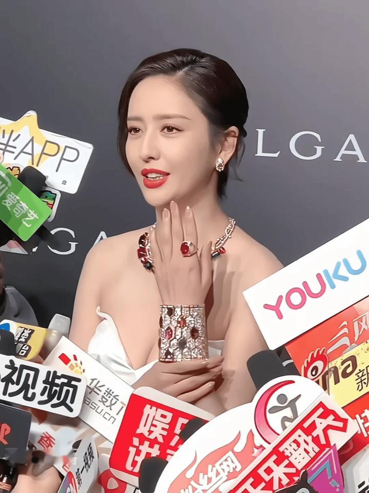 宝格丽深v白皙女神佟丽娅~一定很香吧！ 