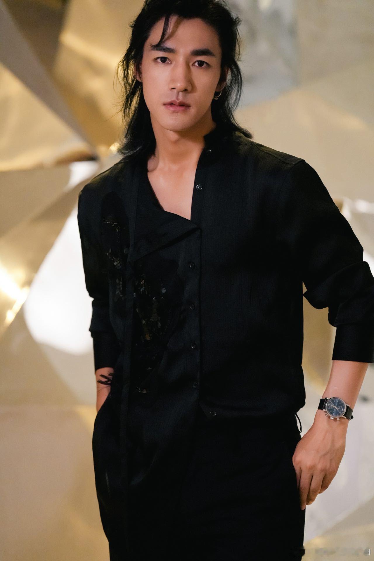 各式氛围感营业照轮番上线，绝佳面容为此沙加分不少，连续三年登春晚，接地气分享日常